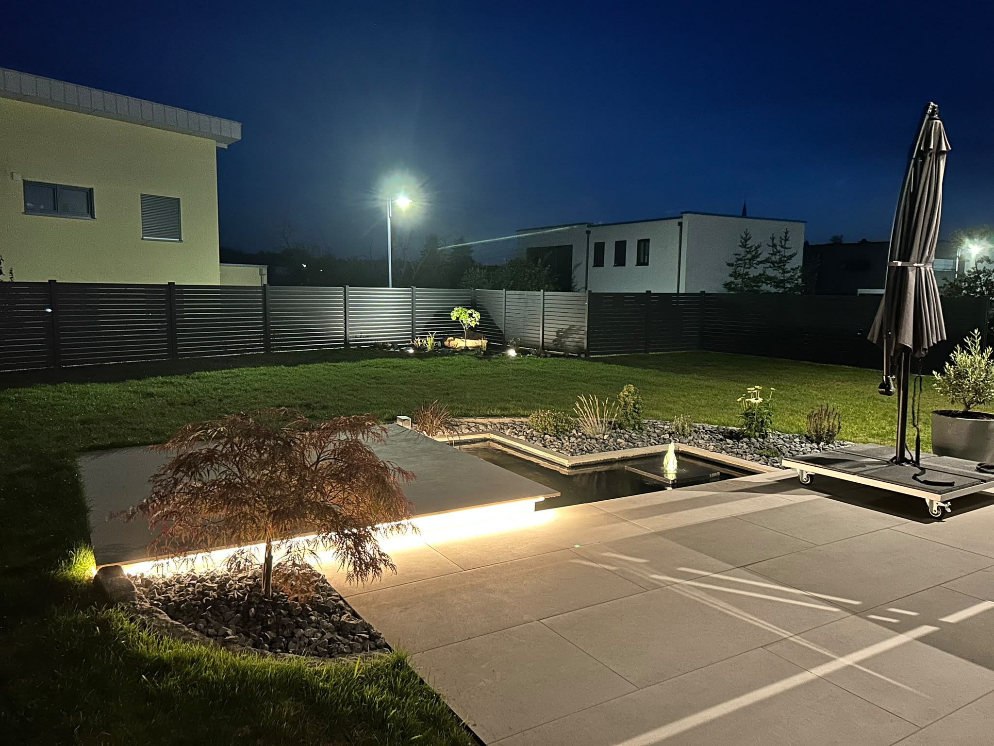 Beleuchtete Terrasse mit Wasserspiel am Abend in Siershahn/Wirges